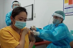 Video: 1.000 thai phụ tại Hà Nội được tiêm vaccine Pfizer