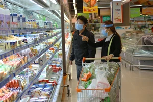 Video: Người dân quận 7, TP.HCM những ngày đầu đi siêu thị theo phiếu