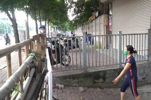 Video: Người dân đi lại khó khăn vì các chốt tự quản bảo vệ vùng xanh ở Hà Nội