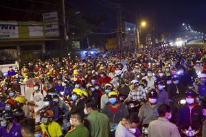 Video: Hàng ngàn người ở TP.HCM tự phát về miền Tây