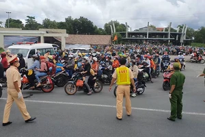 Video: Khoảnh khắc đẹp của Công an Cà Mau khi đón người dân về quê tránh dịch