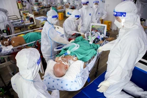 Video: Chuyển bệnh nhân COVID-19 sang BV dã chiến số 13 để cứu chữa