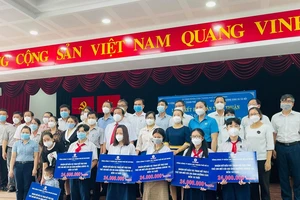 Video: Ngành điện TP.HCM đỡ đầu cho 35 trẻ mồ côi cha mẹ do COVID-19