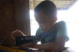 Video: Học online ở xóm Phao