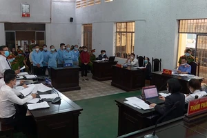 Video: 8 người vào trụ sở UBND xã phá két sắt lãnh tổng cộng hơn 70 năm tù