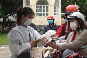 Video: Người dân Đà Nẵng vẫn lúng túng khi khai báo y tế tại cửa ngõ