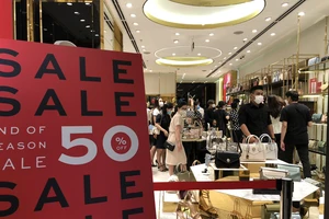 Video: Giới trẻ TP.HCM xếp hàng 'săn' đồ giảm giá trong ngày Black Friday