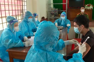 Video: Tiêm vaccine phòng COVID-19 cho phạm nhân ở Đắk Lắk