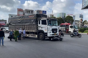 Video: Va chạm với xe tải, 3 mẹ con thương vong 