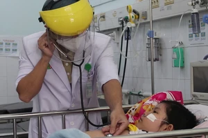 Video: Cảnh báo trẻ gặp biến chứng sốt xuất huyết do nhập viện trễ