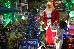 Video: Giáng sinh trầm lặng tại những xóm đạo ở TP.HCM