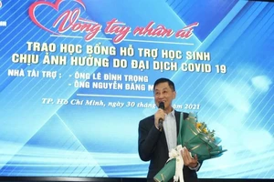 Doanh nhân Jonathan Hạnh Nguyễn tặng 1 tỷ đồng cho học sinh mồ côi do COVID-19