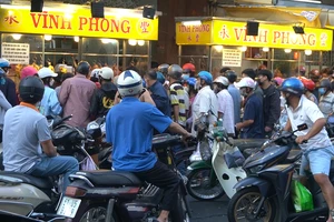 Video: Đi từ Long An lên TP.HCM để mua vịt cúng ngày vía Thần Tài