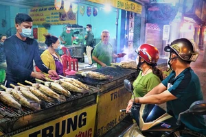 Video: Xuyên đêm nướng gần 3000 con cá lóc để bán ngày vía Thần Tài