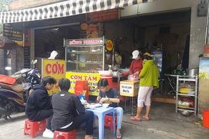 Hàng, quán tăng giá vì giá xăng, gas không giảm