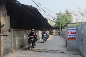 Video: Tuyến hẻm nói không với giấy dán quảng cáo 