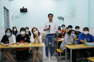 Video: Thầy giáo ‘bao đồng’ ở nhà thuê, nhường đất xây trường dạy học miễn phí 