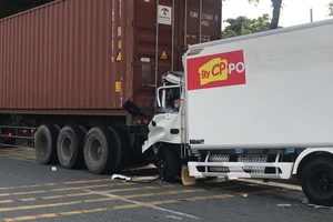 Video: Xe tải tông đuôi xe container đang đậu, tài xế tử vong tại chỗ