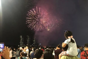 Video: Hàng ngàn người dân TP.HCM nô nức xem pháo hoa dịp 30-4