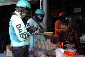 Video: Tiểu thương chợ truyền thống chuyển đổi số, bán hàng thuận lợi hơn