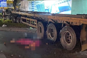 Video: Xe đầu kéo va chạm xe máy khiến 2 anh em ruột tử vong 