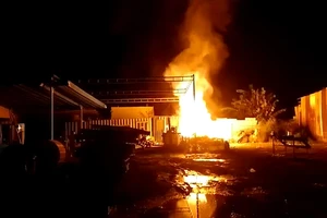 Video: Cháy kho hàng trong bãi xe, một số cán bộ chữa cháy bị thương