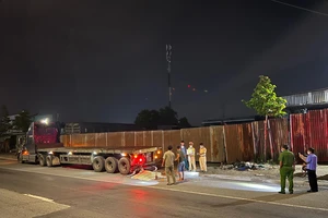 Video: Đi đám tang về, người đàn ông tông đuôi container tử vong tại chỗ