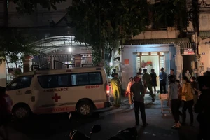 Video: Một người bị điện giật tử vong, nghi do vừa sạc pin vừa bấm điện thoại