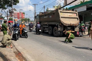 Video: Hai mẹ con đi chợ về gặp tai nạn với xe ben, con gái nguy kịch