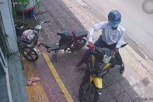 Video: Vào cửa hàng giả vờ mua đồ rồi trộm điện thoại của nhân viên