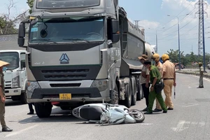 Video: Em chết, chị bị thương khi đang chở nhau đến khu du lịch chơi