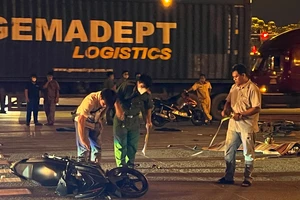 Video: 2 xe máy va chạm, 3 người thương vong trên xa lộ Hà Nội