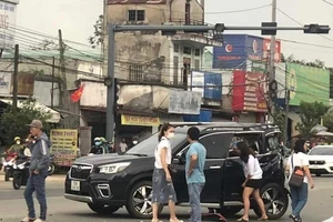 Video: Xe khách tông xe 7 chỗ ở ngã tư, nhiều người thoát chết