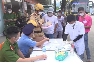 Video: Kiểm tra ma túy tài xế ở BX An Sương, một người nghi dương tính