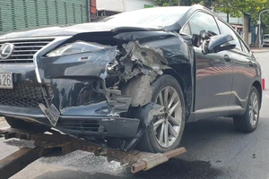 Video: Xe máy chạy ngược chiều bị ô tô húc văng, 2 cha con nguy kịch