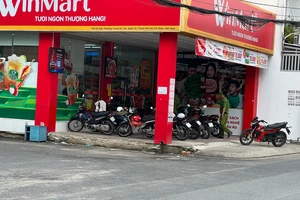 Video: Dùng súng uy hiếp nhân viên, cướp tiền ở cửa hàng tiện lợi