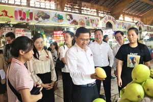 Video: Tăng cường kiểm tra nguồn nhập hàng dịp cận Tết ở chợ Bến Thành