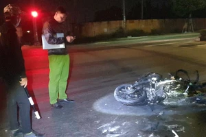 Video: Xe máy bốc cháy dữ dội sau va chạm với container