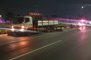 Video: Xe máy tông vào đuôi xe tải, một người đàn ông chết tại chỗ