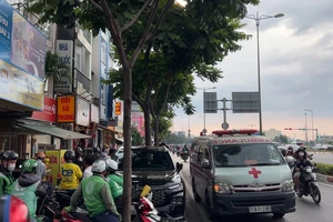 Video: Dừng xe đạp mua vé số, người đàn ông tử vong tại chỗ