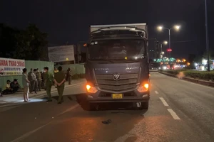Video: Xe tải nghi lấn làn xe máy, cán chết một người đàn ông