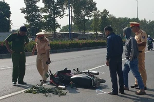 Video: Sau cú ngã xe máy, một nam thanh niên tử vong