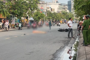 Video: Xe tải va chạm với xe máy, một nữ sinh tử vong tại chỗ