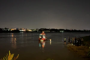 Video: 1 phụ nữ để lại xe SH rồi nhảy xuống sông Sài Gòn