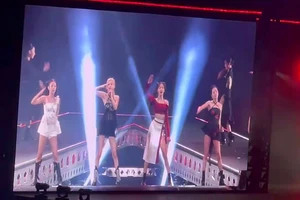 Hàng vạn khán giả Việt cuồng nhiệt trong đêm biểu diễn của Blackpink