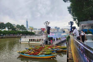 Video: Thưởng lãm không gian trên bến dưới thuyền tại kênh Nhiêu Lộc - Thị Nghè