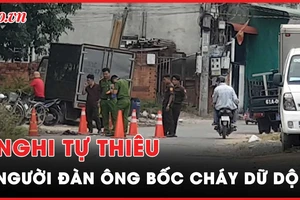 Video: Người đàn ông bốc cháy dữ dội, nghi tự thiêu