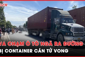 Video: Va chạm ô tô rồi ngã xuống đường, người đi xe máy bị container cán tử vong