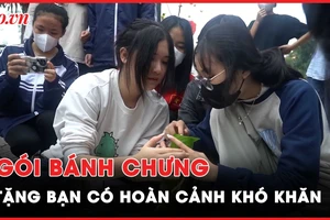 Học sinh hào hứng gói bánh chưng Tết tặng bạn có hoàn cảnh khó khăn