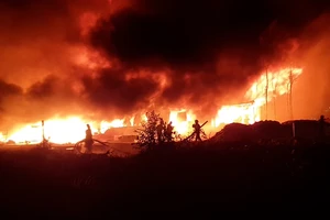 Xưởng chứa palet chìm trong biển lửa, nhiều người hiếu kỳ kéo đến xem